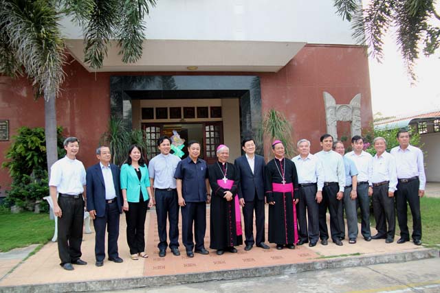 State President pays Tet visit to Long Xuyen diocese cathedral 